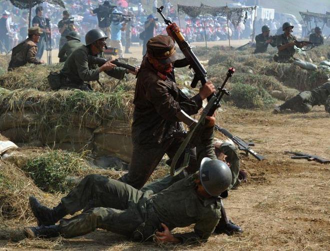 奶瓶三月小马拉大车 用红笔在纸稿上逐字揪错海报